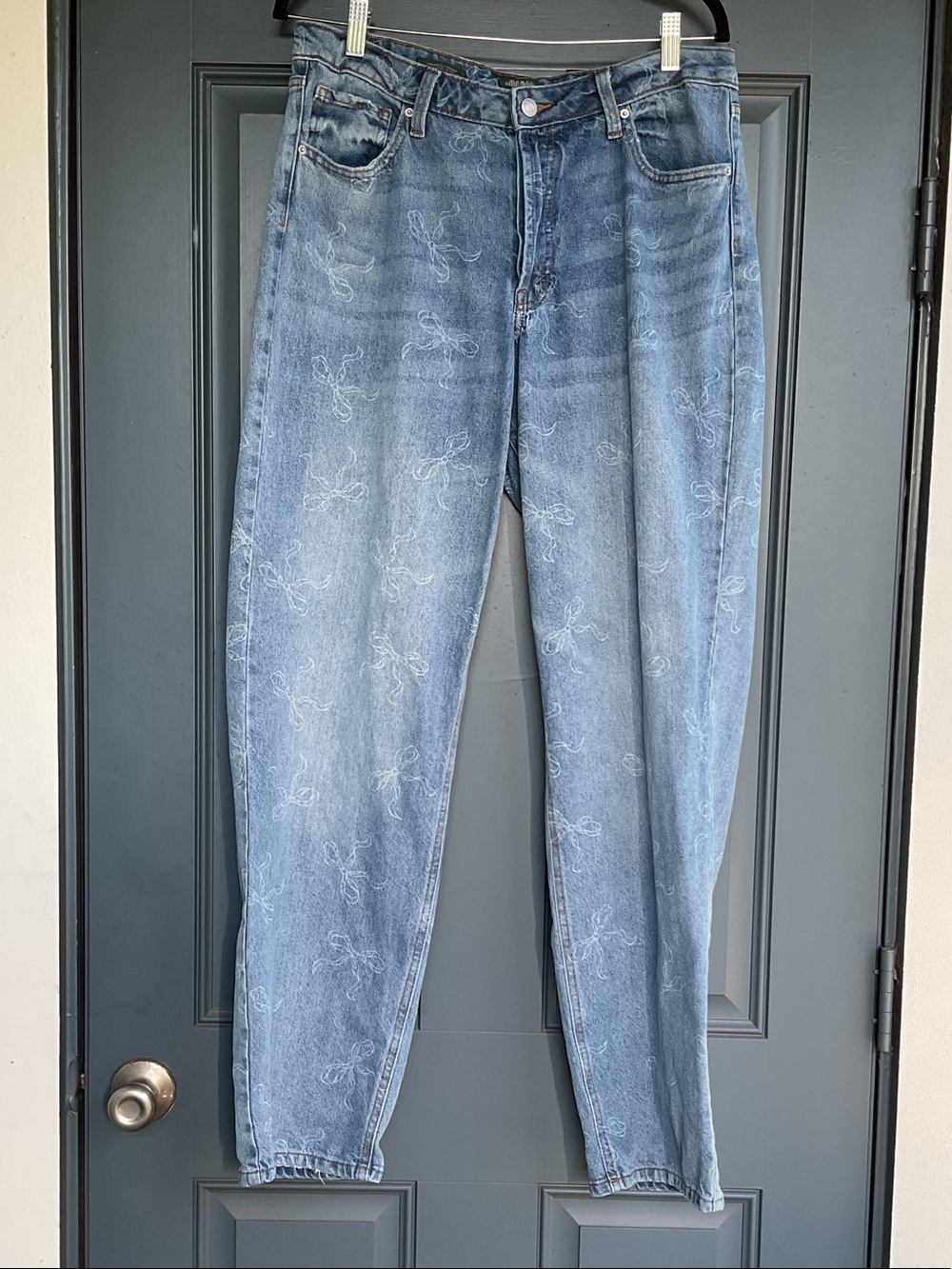 Light Blue Boyfriend Jeans with Subtle Detail, Size 10